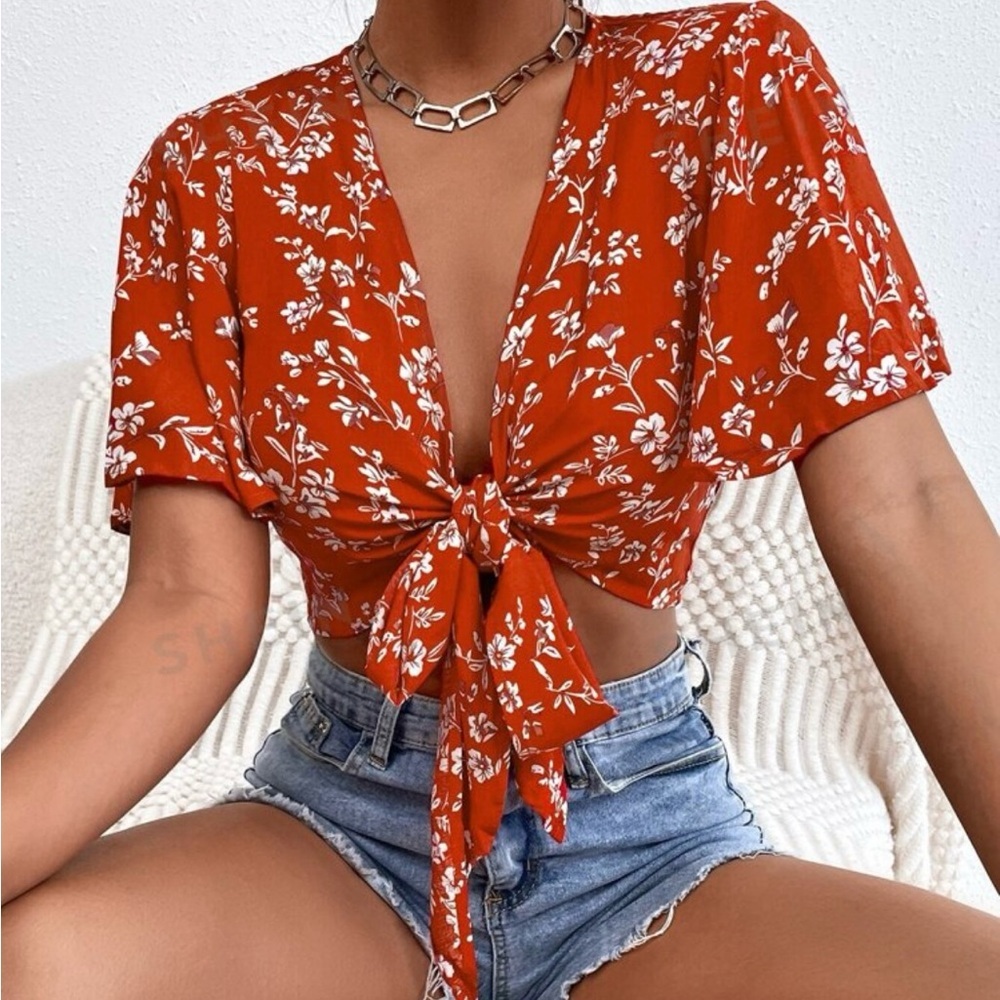 Floral Print Knot Front Butterfly Sleeve Crop Top - Picture 2 of 5